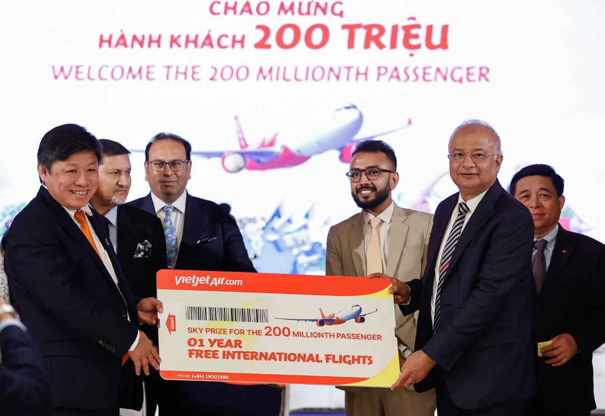 Vietjet d&agrave;nh tặng h&agrave;nh kh&aacute;ch thứ 200 triệu m&oacute;n qu&agrave; 1 năm bay quốc tế miễn ph&iacute;.