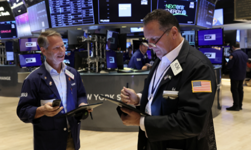 Chứng khoán Mỹ tụt điểm vì cổ phiếu công nghệ, giá dầu xuống đáy 7 tuần