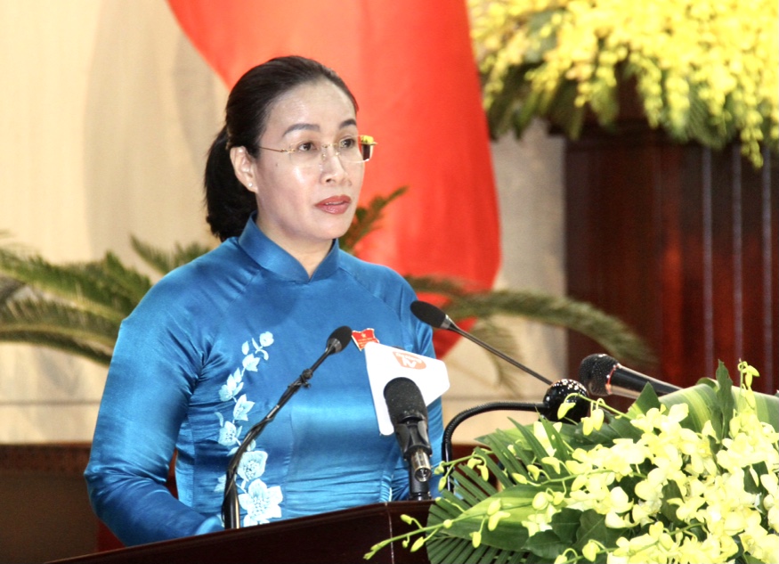 Phó Chủ tịch UBND TP. Đà Nẵng Nguyễn Thị Anh Thi đọc Tờ trình hỗ trợ học phí đối với trẻ mầm non, học sinh phổ thông.