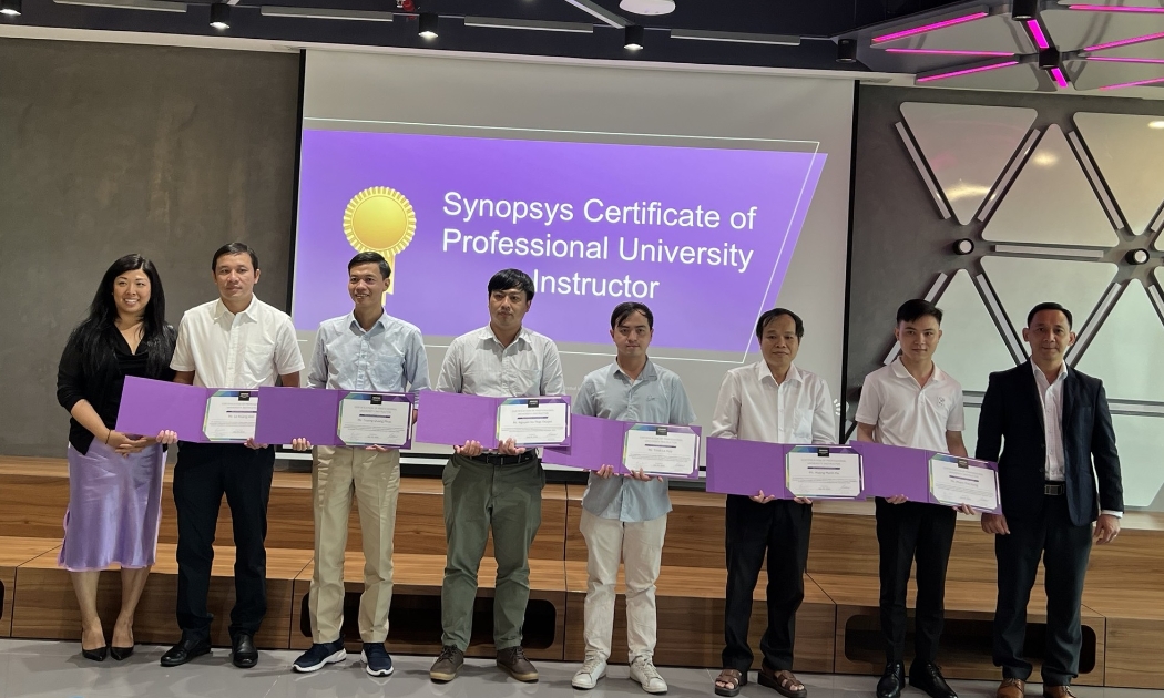 Dịp này, đại diện SARA Global đã trao Chứng nhận quốc tế của Synopsys cho 6 giảng viên tham gia khóa đào tạo năm 2024, sáng 30/7.