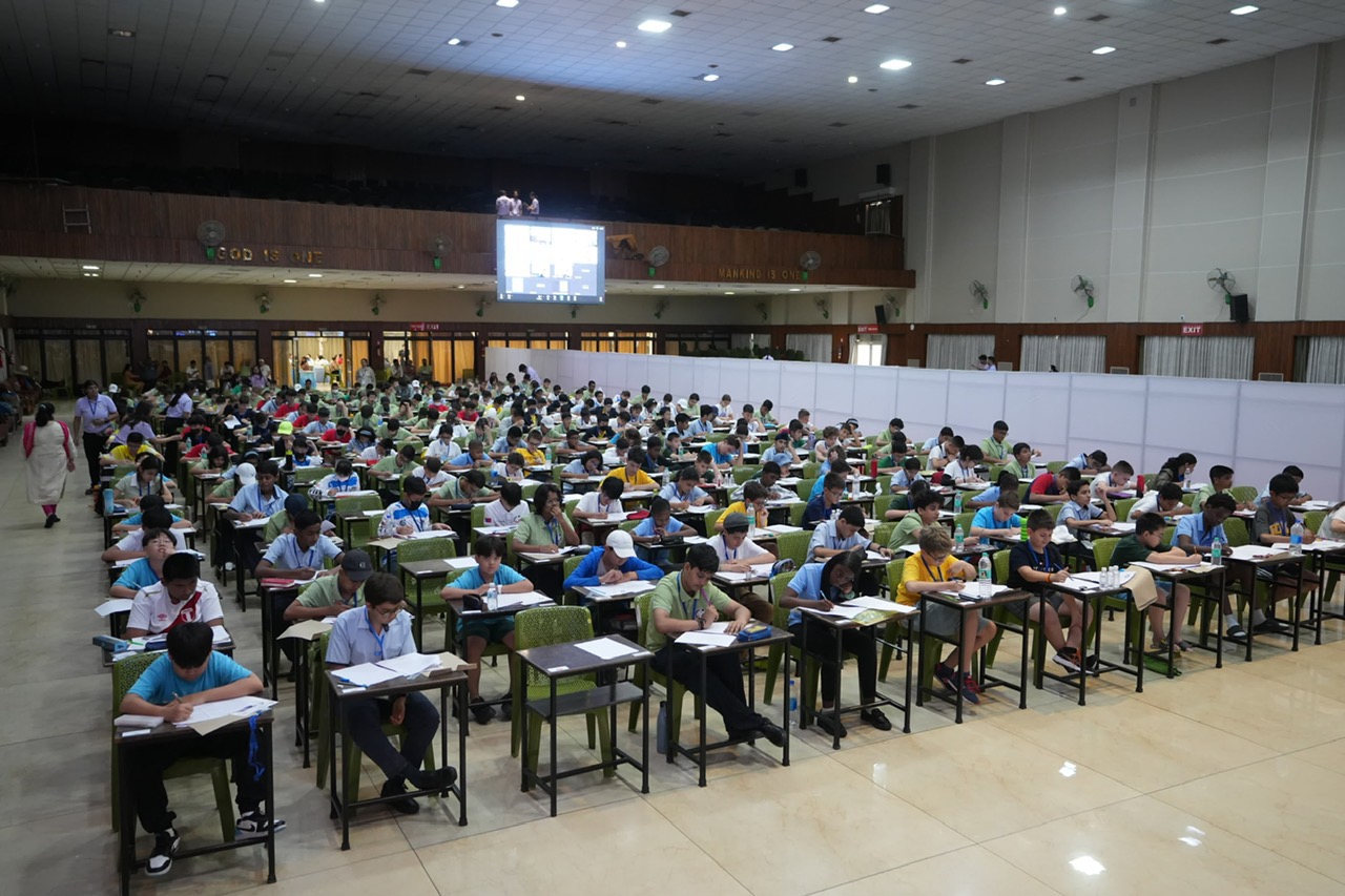 Thi trực tiếp các nước tại Hội trường Trường City Montessori School.