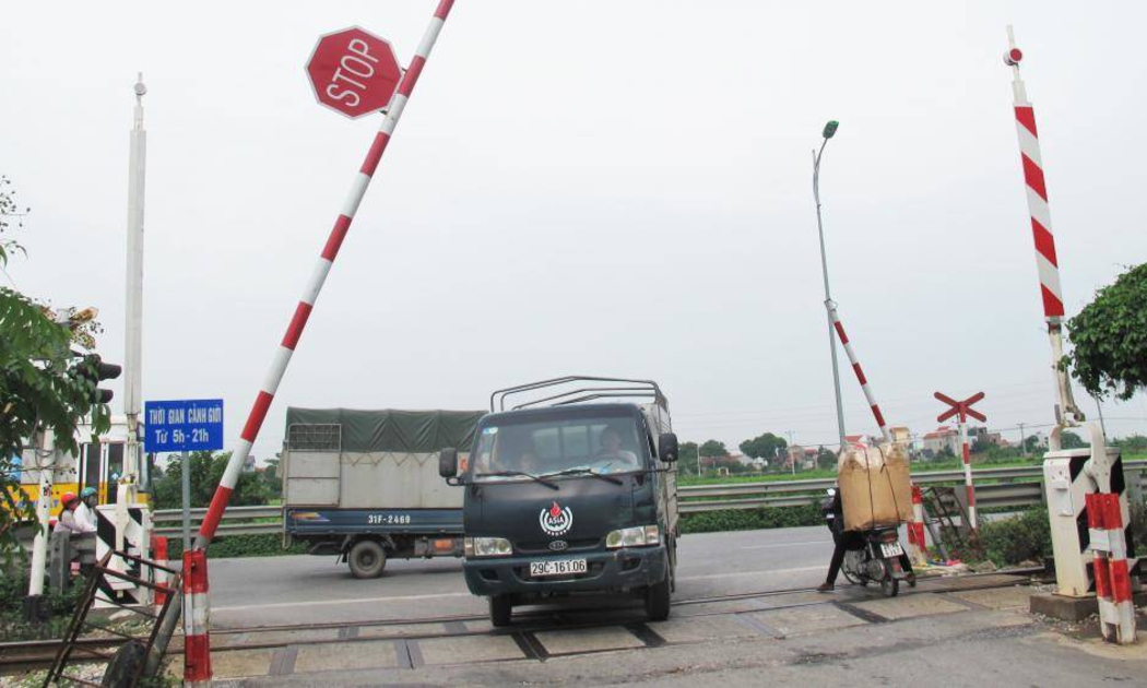 Nhiều vụ tai nạn giữa phương tiện đường sắt với ôtô, xe máy tại nút giao đường ngang.