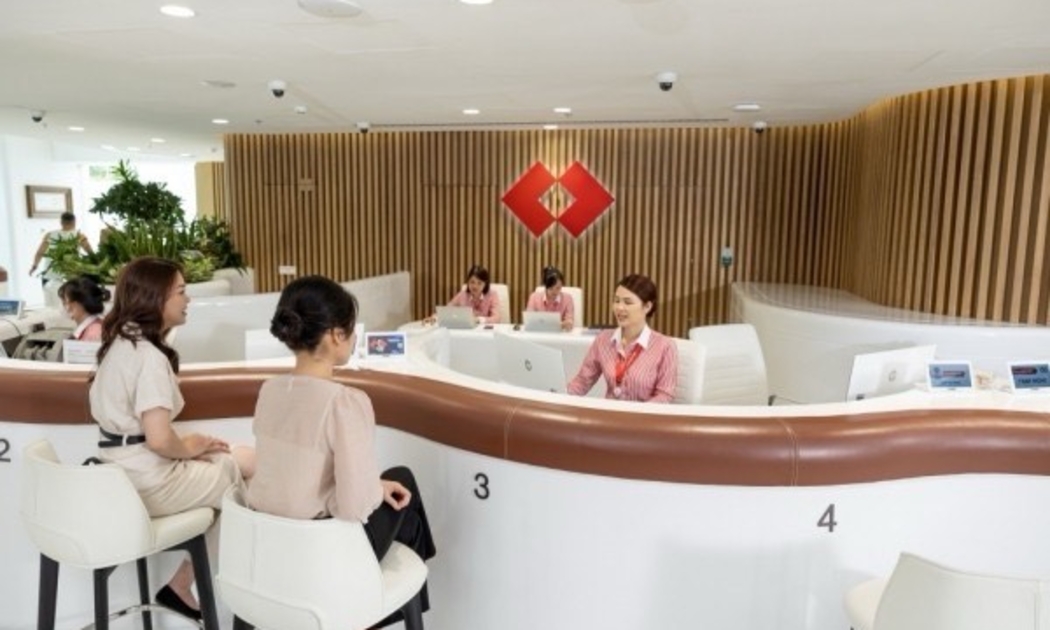 Khách hàng giao dịch tại Techcombank.