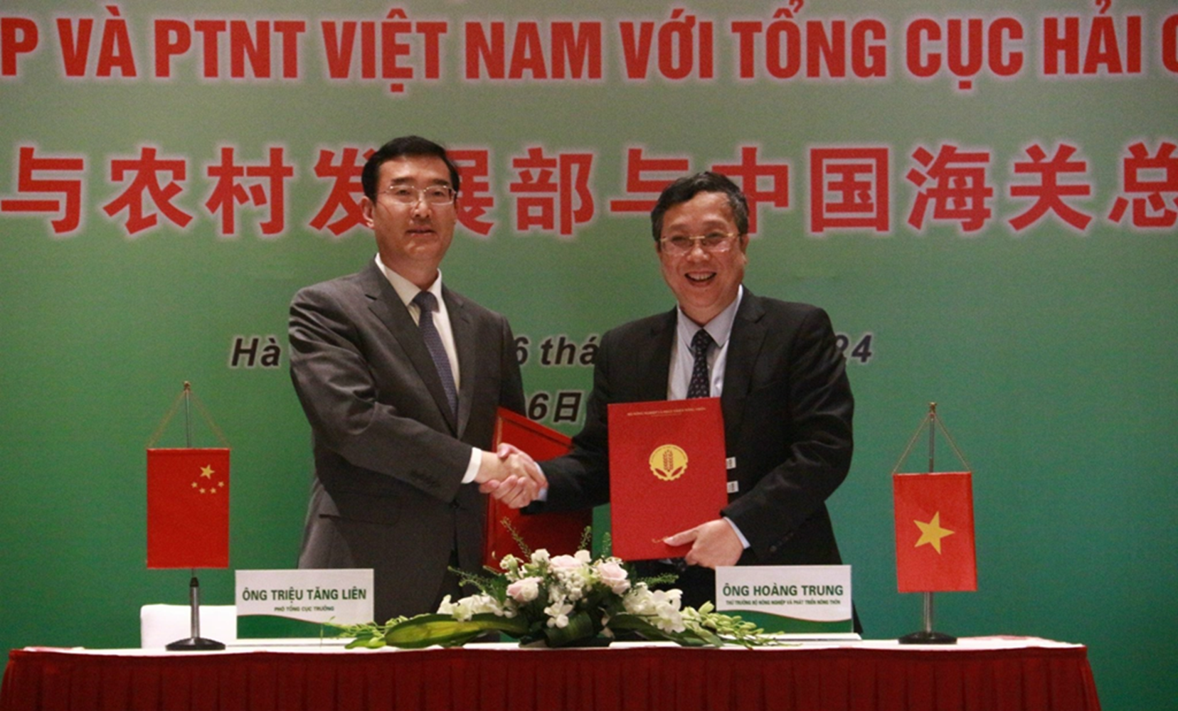 Ông Hoàng Trung và ông Triệu Tăng Liên ký nghị định thư về xuất khẩu khỉ.