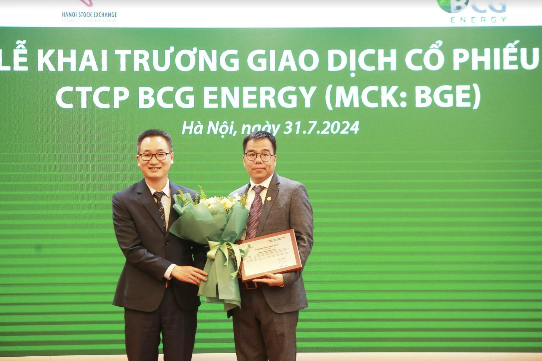Mr. Pham Minh Tuan, CEO of BCG Energy, receives the stock trading registration certificate for BGE at the Hanoi Stock Exchange (HNX).