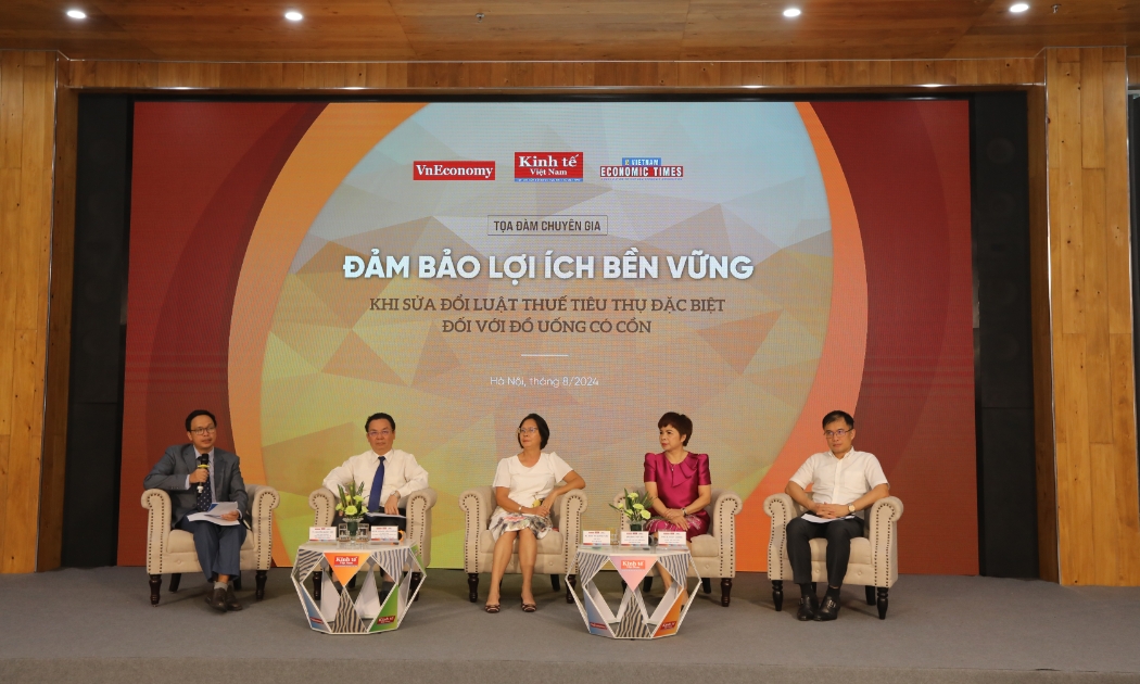Các chuyên gia trao đổi tại toạ đàm. Ảnh: Việt Dũng.