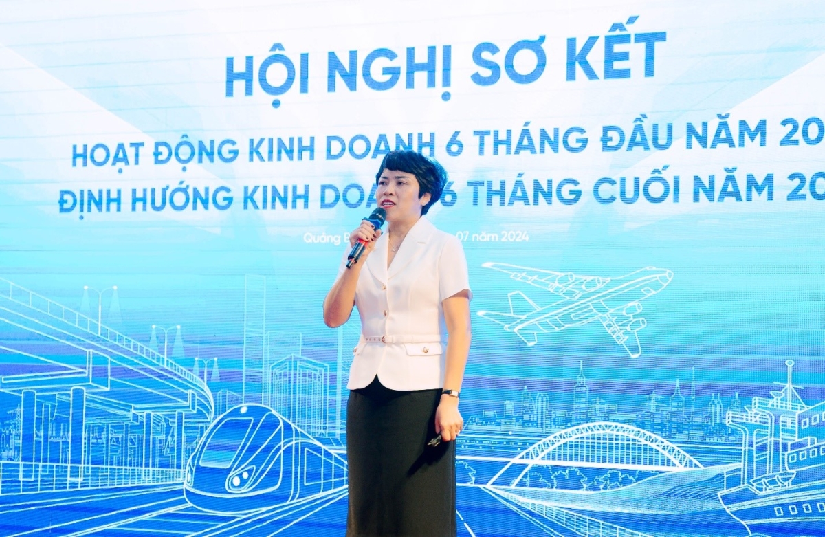 Bà Bùi Thị Thanh Xuân - Phó Tổng Giám đốc phụ trách Ban Điều hành báo cáo tại Hội nghị.