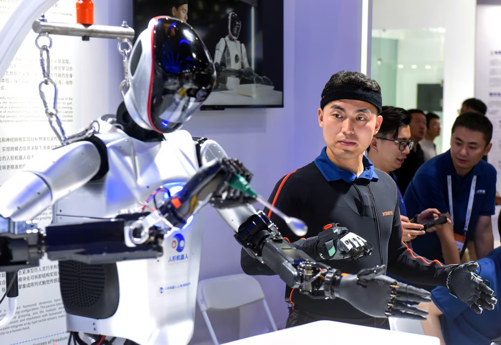 Một nhân viên trình diễn robot điều khiển bằng cử chỉ trong hội nghị AI thế giới 2024 ở Thượng Hải