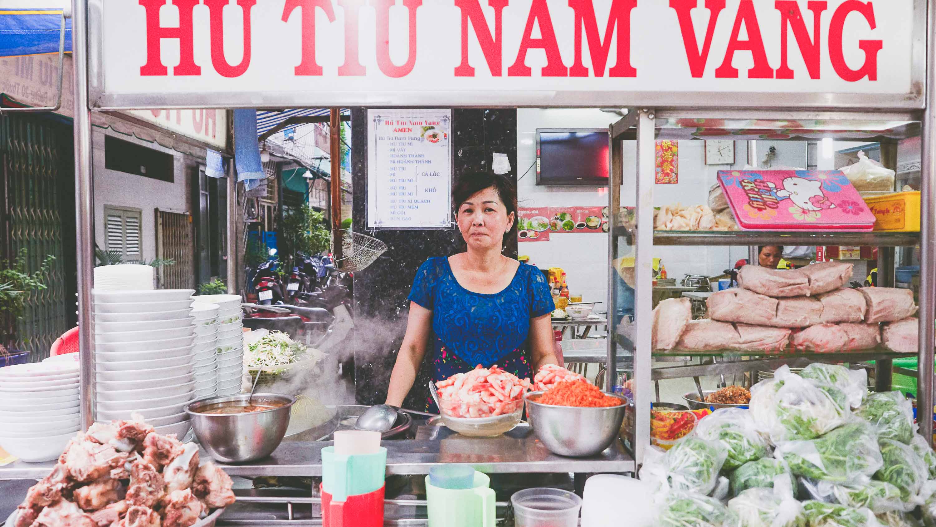 Bất chấp nền ẩm thực cao cấp đang phát triển mạnh mẽ, ẩm thực đường phố vẫn thống trị thành phố lớn nhất Việt Nam.
