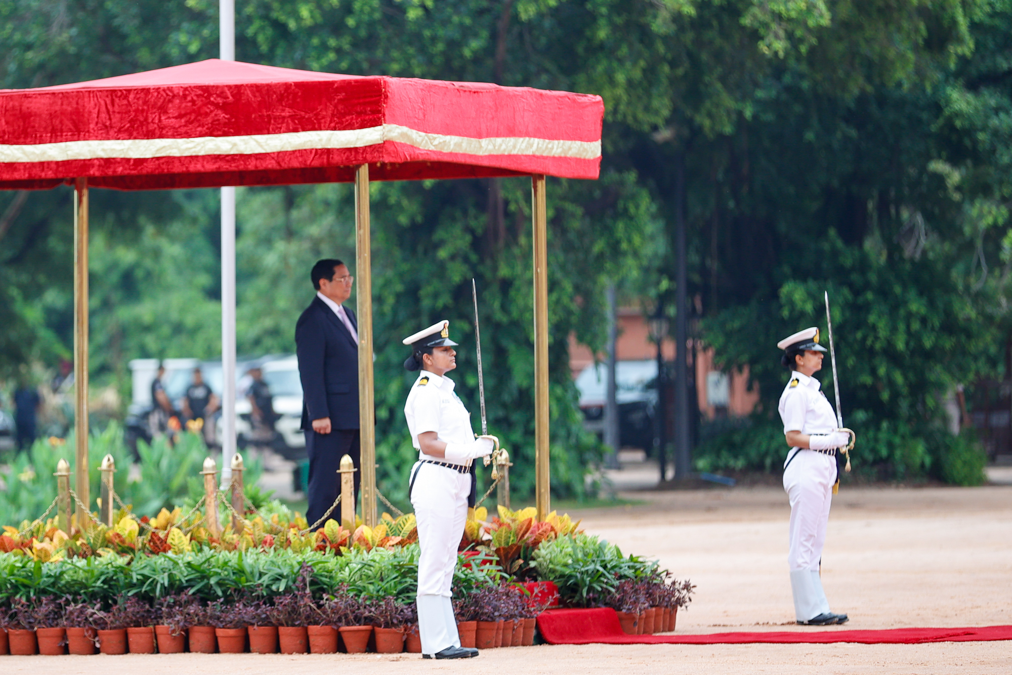 Thủ tướng Phạm Minh Chính trên bục danh dự, quân nhạc cử quốc thiều hai nước. Ảnh: VGP