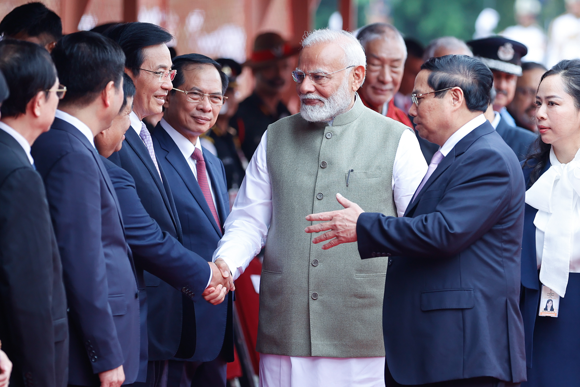 Thủ tướng Ấn Độ Narendra Modi giới thiệu với Thủ tướng Phạm Minh Chính về thành phần đoàn cấp cao Ấn Độ. Ảnh VGP.