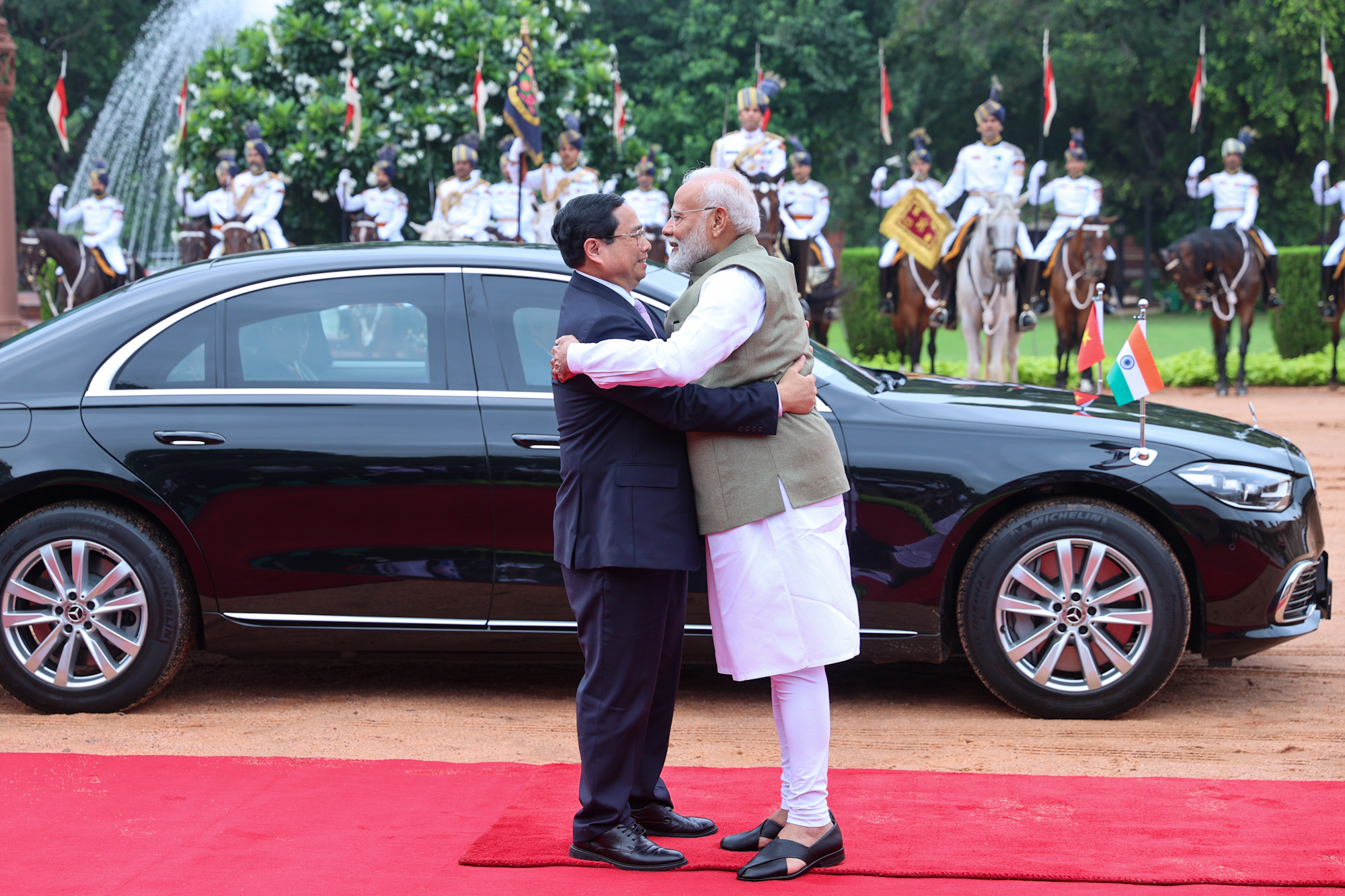 Thủ tướng Ấn Độ Narendra Modi đón Thủ tướng Chính phủ Phạm Minh Chính tại nơi xe đỗ. Ảnh: VGP.