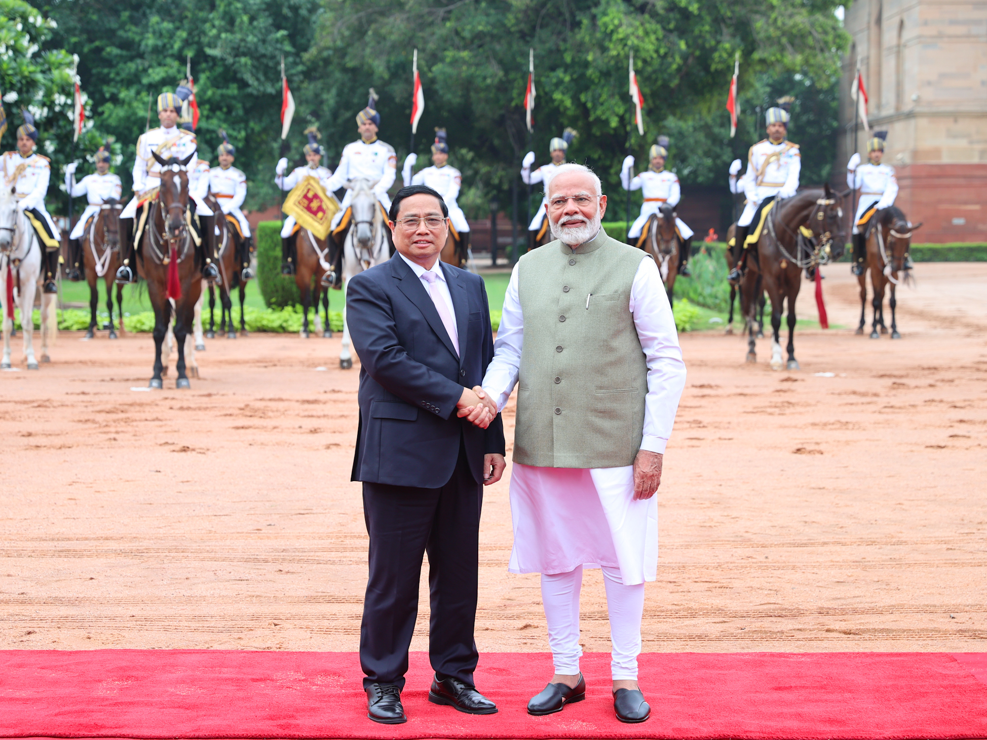 Thủ tướng Phạm Minh Chính bắt tay chào Thủ tướng Ấn Độ Narendra Modiước - Ảnh: VGP.
