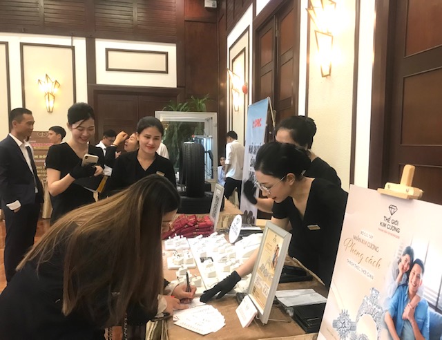 Sản phẩm của Thế giới kim cương giới thiệu bên hành lang Hội nghị được đông đảo khách hàng quan tâm. Ảnh: Ngô Anh Văn.