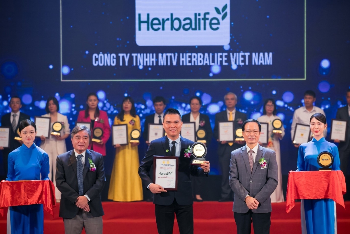 Đại diện Herbalife Việt Nam tại nhận giải thưởng Top 10 Nh&atilde;n hiệu nổi tiếng Việt Nam.