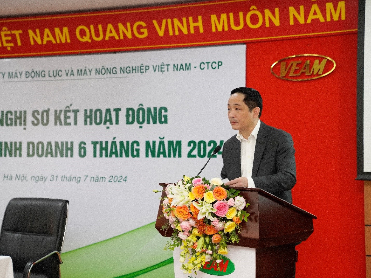 Ông Nguyễn Hoàng Giang - Tổng giám đốc VEAM trình bày Báo cáo Sơ kết hoạt động sản xuất kinh doanh 6 tháng đầu năm và phương hướng thực hiện kế hoạch 6 tháng cuối năm 2024.