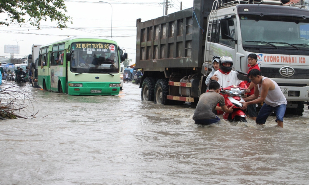Biên Hòa hễ mưa là ngập. Ảnh: Tiểu Thiên.