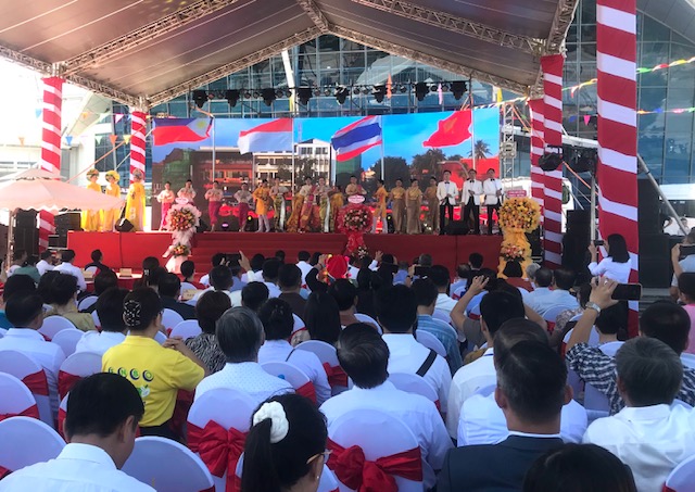 Tiết mục biểu diễn văn nghệ của những diễn viên các nước thuộc Hành lang kinh tế Đông Tây chào mừng Hội chợ EWEC - Đà Nẵng 2024. Ảnh Ngô Anh Văn