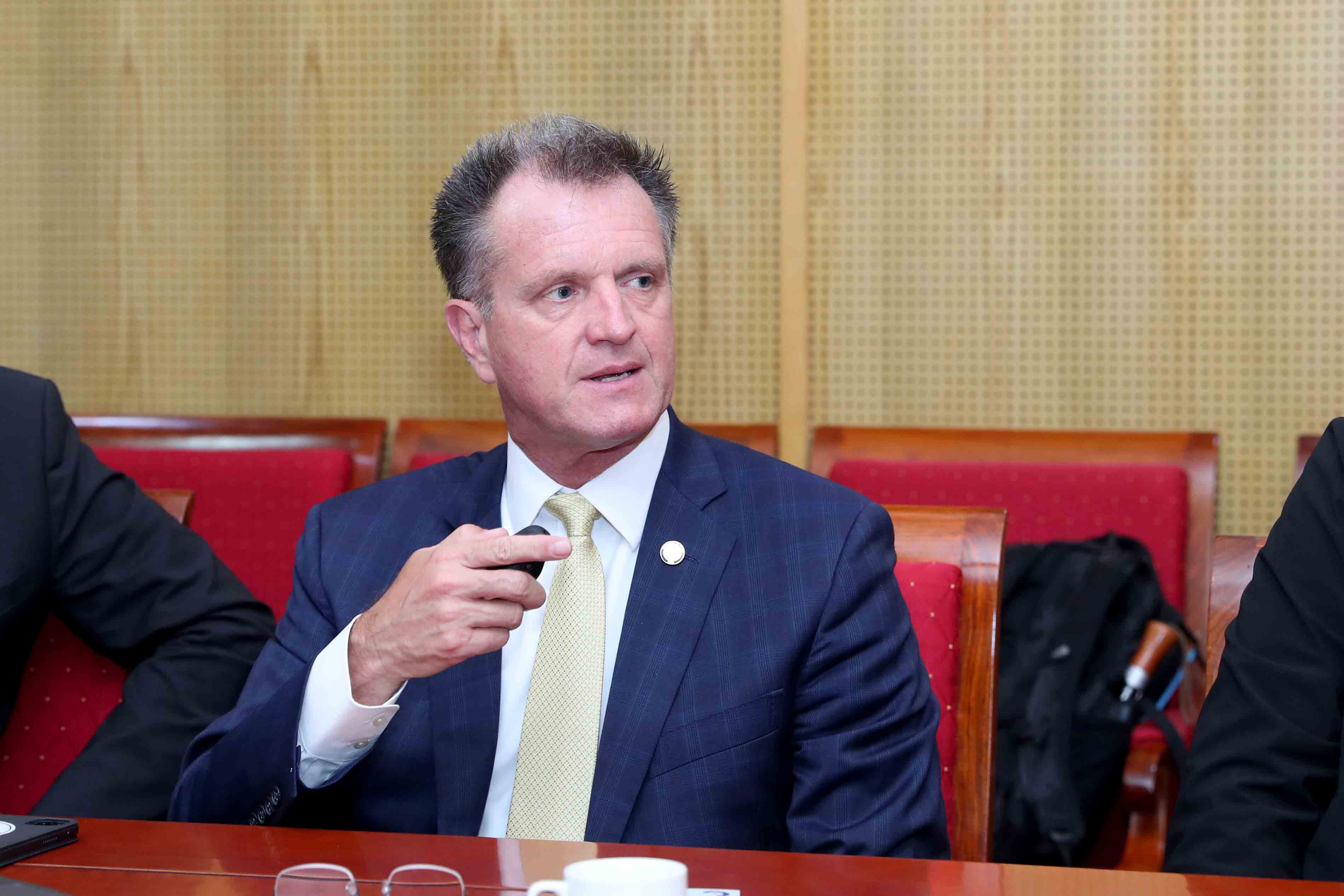 &Ocirc;ng Torrey Lawrence, Ph&oacute; Hiệu trưởng trường Đại học Idaho (Hoa Kỳ).