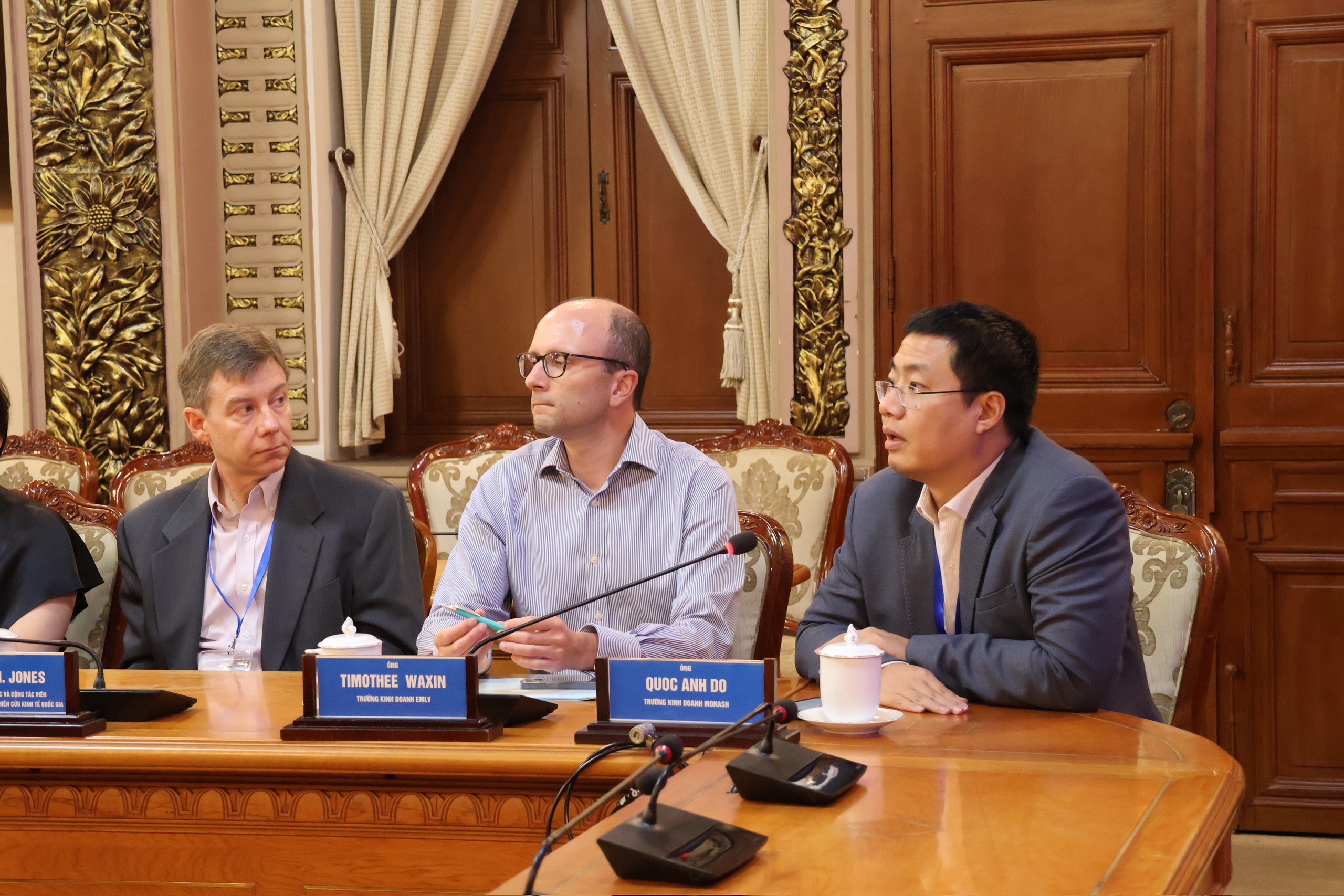 PGS. Đỗ Quốc Anh, Đại học Monash, Úc, cùng các chuyên gia thảo luận , hiến kế những giải pháp trong chuyển đổi số, thu hút nhân tài đến Thành phố.