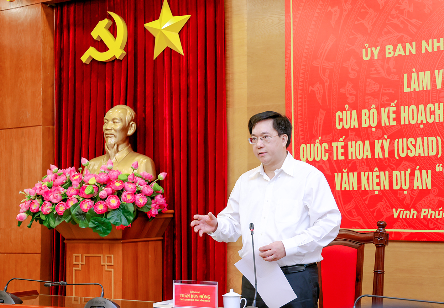 Chủ tịch UBND tỉnh Vĩnh Phúc Trần Duy Đông chia sẻ tại buổi làm việc.
