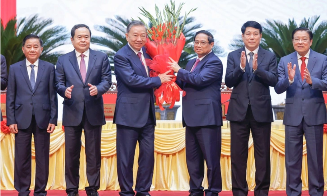 Các lãnh đạo Đảng, Nhà nước chúc mừng tân Tổng Bí thư, Chủ tịch nước Tô Lâm tại Hội nghị Trung ương Đảng - Ảnh: TTXVN