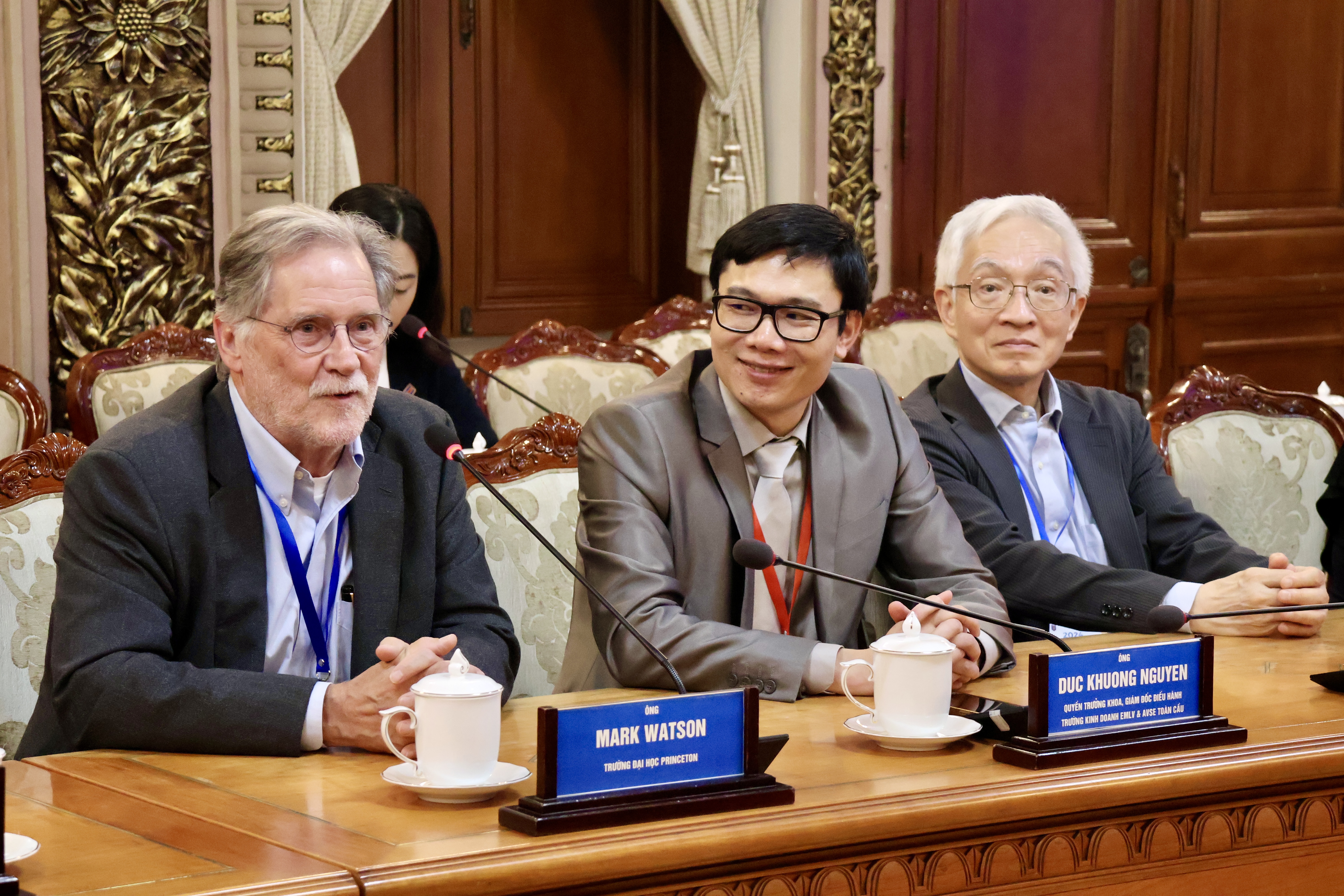 GS. Nguyễn Đức Khương, Giám đốc Điều hành trường Kinh doanh EMLV, Giám đốc Phát triển Quốc tế của Tổ hợp đại học De Vinci Higher Education, Chủ tịch AVSE Global, Đồng chủ trì Hội nghị AMES 2024 cùng các chuyên gia chia sẻ những vấn đề quan trọng trong sự phát triển bền vững của TP.HCM và Việt Nam.