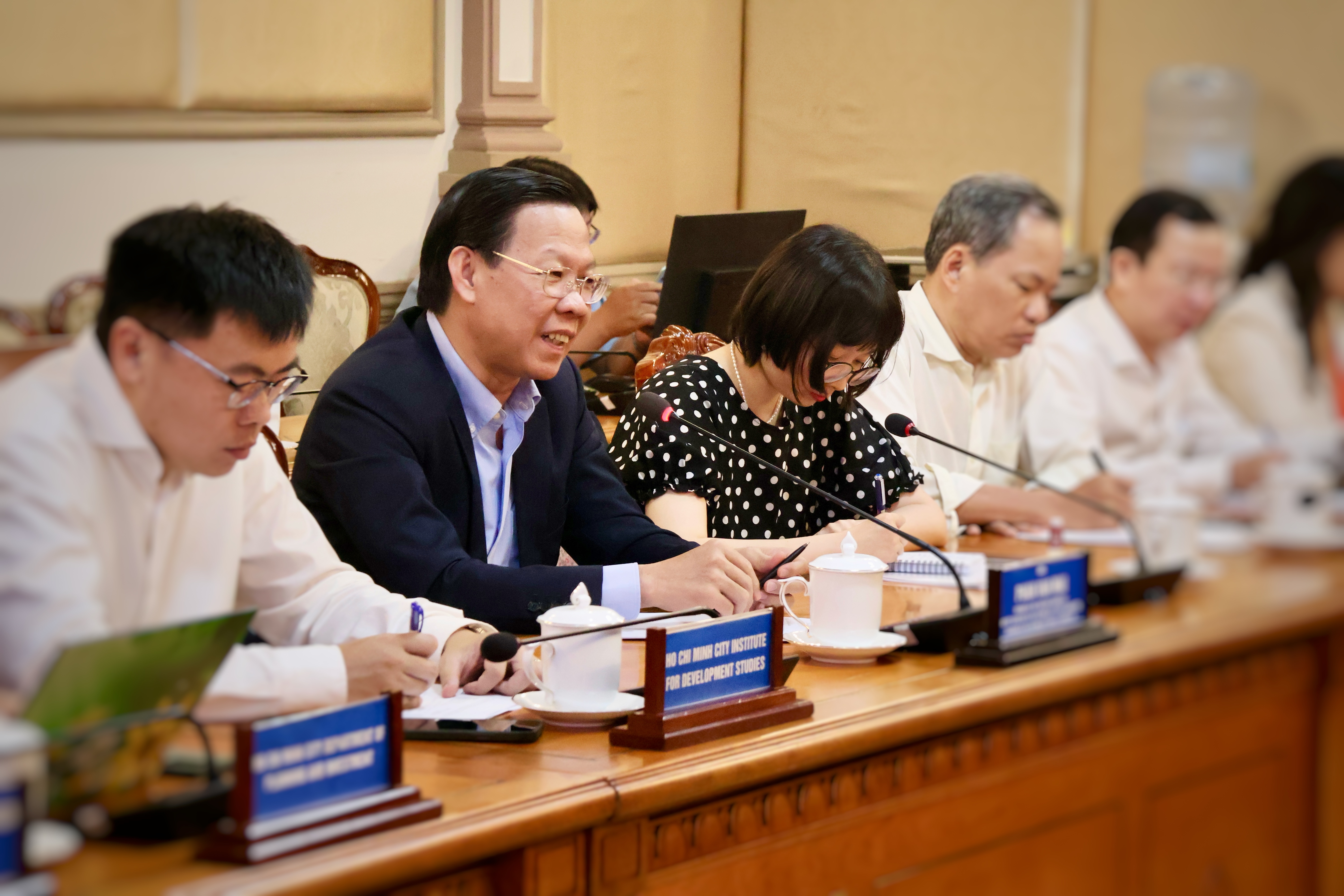 Chủ tịch Ủy ban nhân dân TP.HCM Phan Văn Mãi chủ trì phiên thảo luận bàn tròn cùng các chuyên gia, nhà khoa học của Hội nghị AMES 2024 vào tối 2/8.