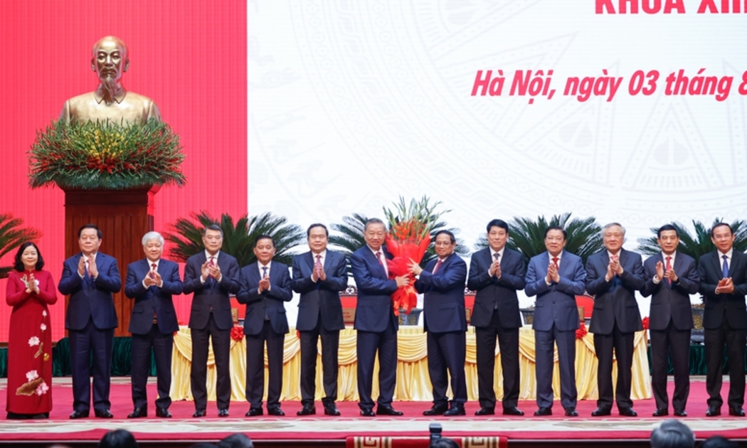Các đồng chí lãnh đạo chúc mừng Tổng Bí thư, Chủ tịch nước Tô Lâm - Ảnh VGP