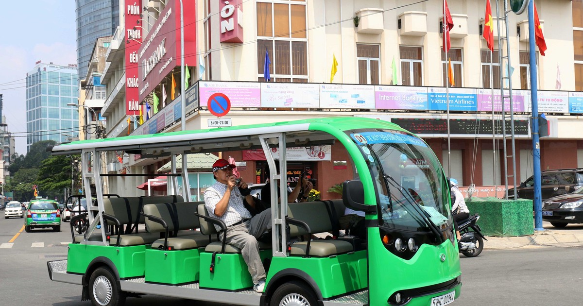 Tham quan vòng thành phố bằng các phương tiện công cộng khác nhau đang là nhu cầu của số đông du khách, đồng thời là thị trường đầy tiềm năng của ngành vận tải du lịch. Ảnh mang tính minh họa.