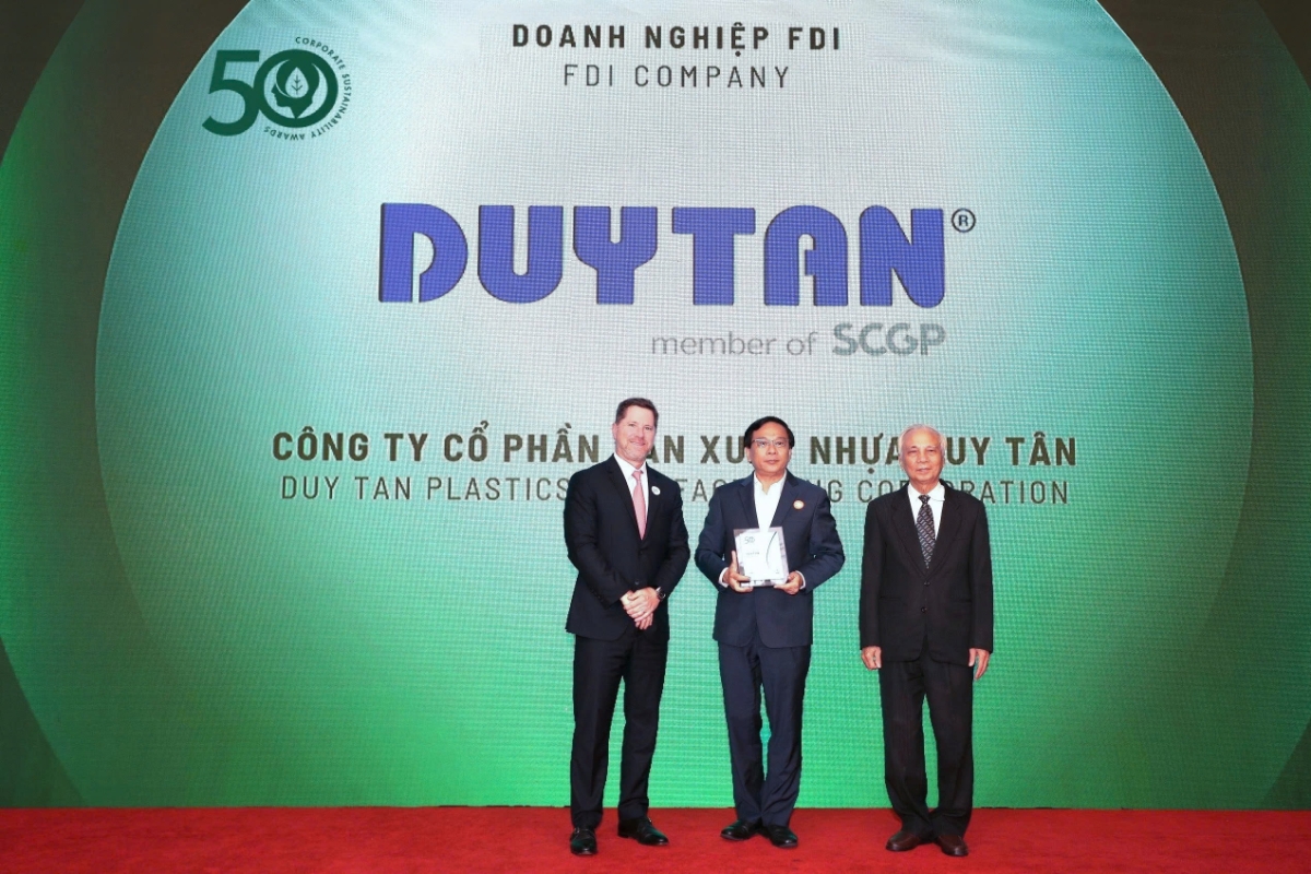 Ông Võ Đình Trung - Phó Tổng giám đốc Trung tâm Cải tiến, Đổi mới và Bền vững - Đại diện Duy Tân nhận giải thưởng ngày 2/8/2024.