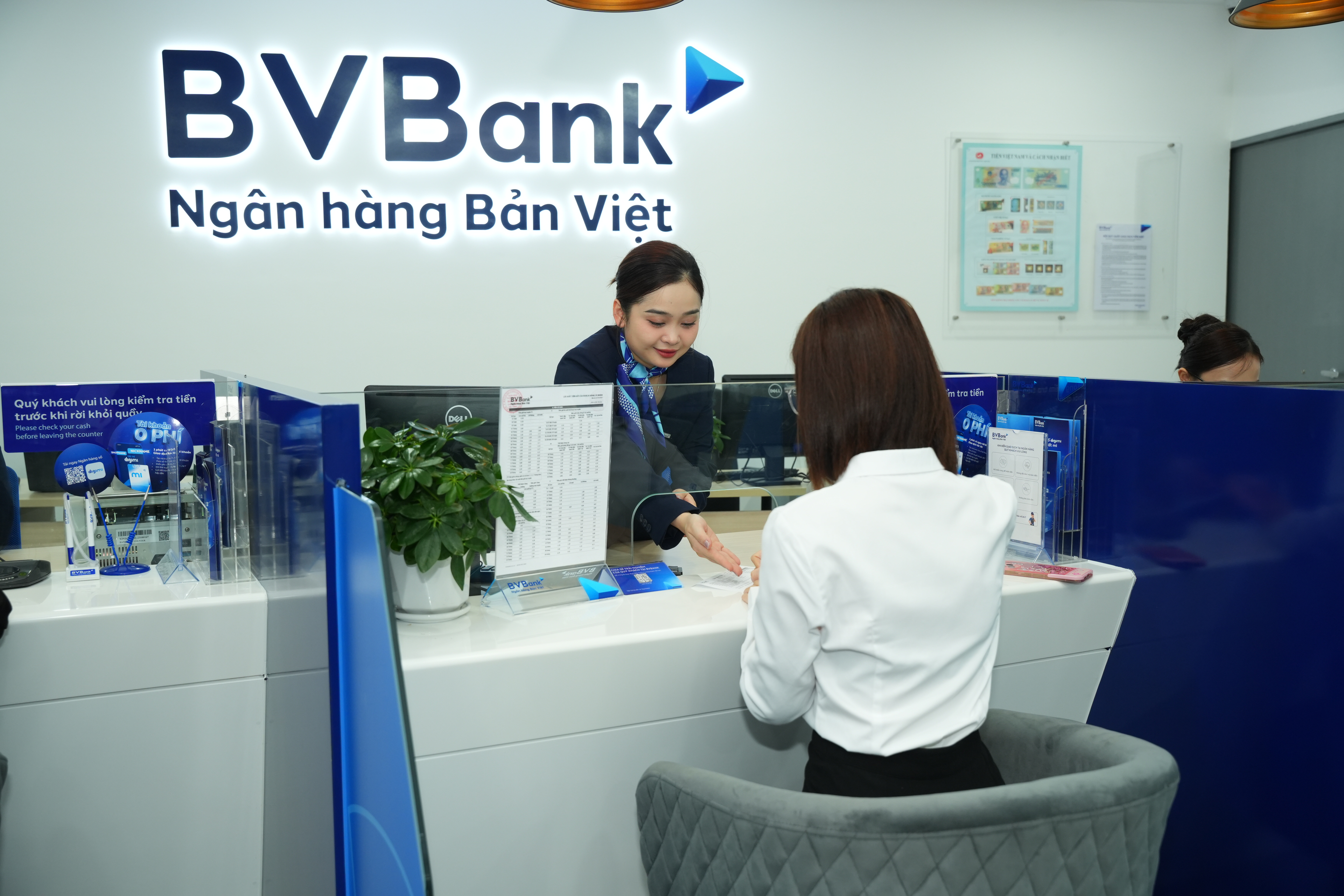 Khách hàng giao dịch tại BVBank.