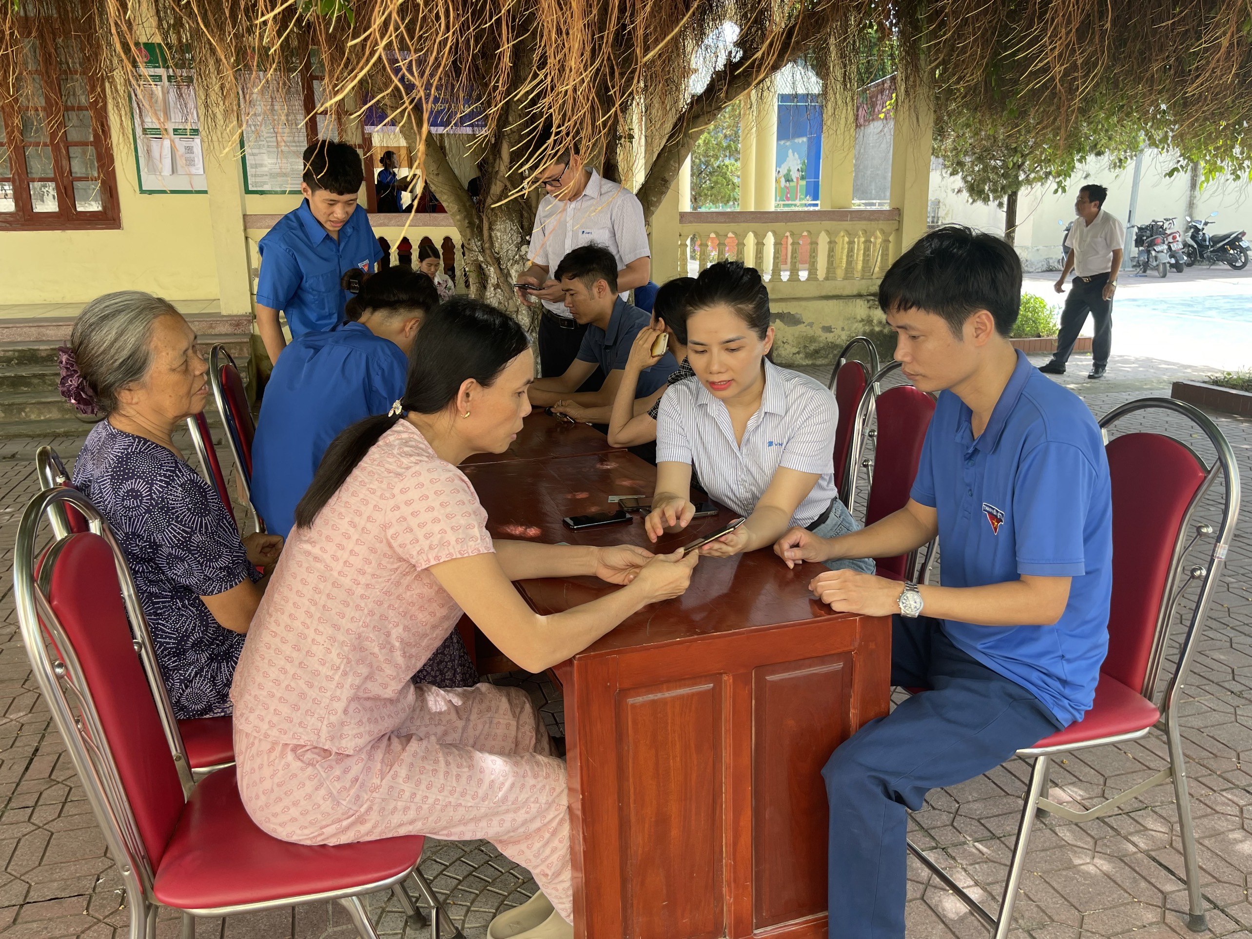 Các Tổ Công nghệ số, Đoàn thanh niên và nhân viên VNPT tổ chức các điểm hỗ trợ cài đặt chữ ký số cho người dân địa phương tại xã Hoằng Thái, huyện Hoằng Hóa, tỉnh Thanh Hóa.
