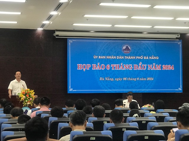 &Ocirc;ng V&otilde; Nguy&ecirc;n Chương, Ph&oacute; Gi&aacute;m đốc Sở TN&MT th&agrave;nh phố Đ&agrave; Nẵng trả lời b&aacute;o ch&iacute;. Ảnh Ng&ocirc; Anh Văn