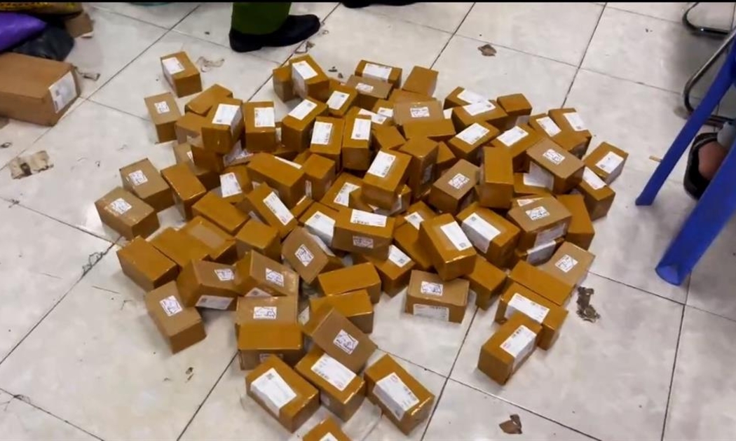 Tang vật là các hộp giấy với số lượng lớn được các đối tượng chuẩn bị sẵn để sử dụng giao hàng chuyển phát nhanh. Ảnh: Cổng thông tin điện tử Bộ Công an.