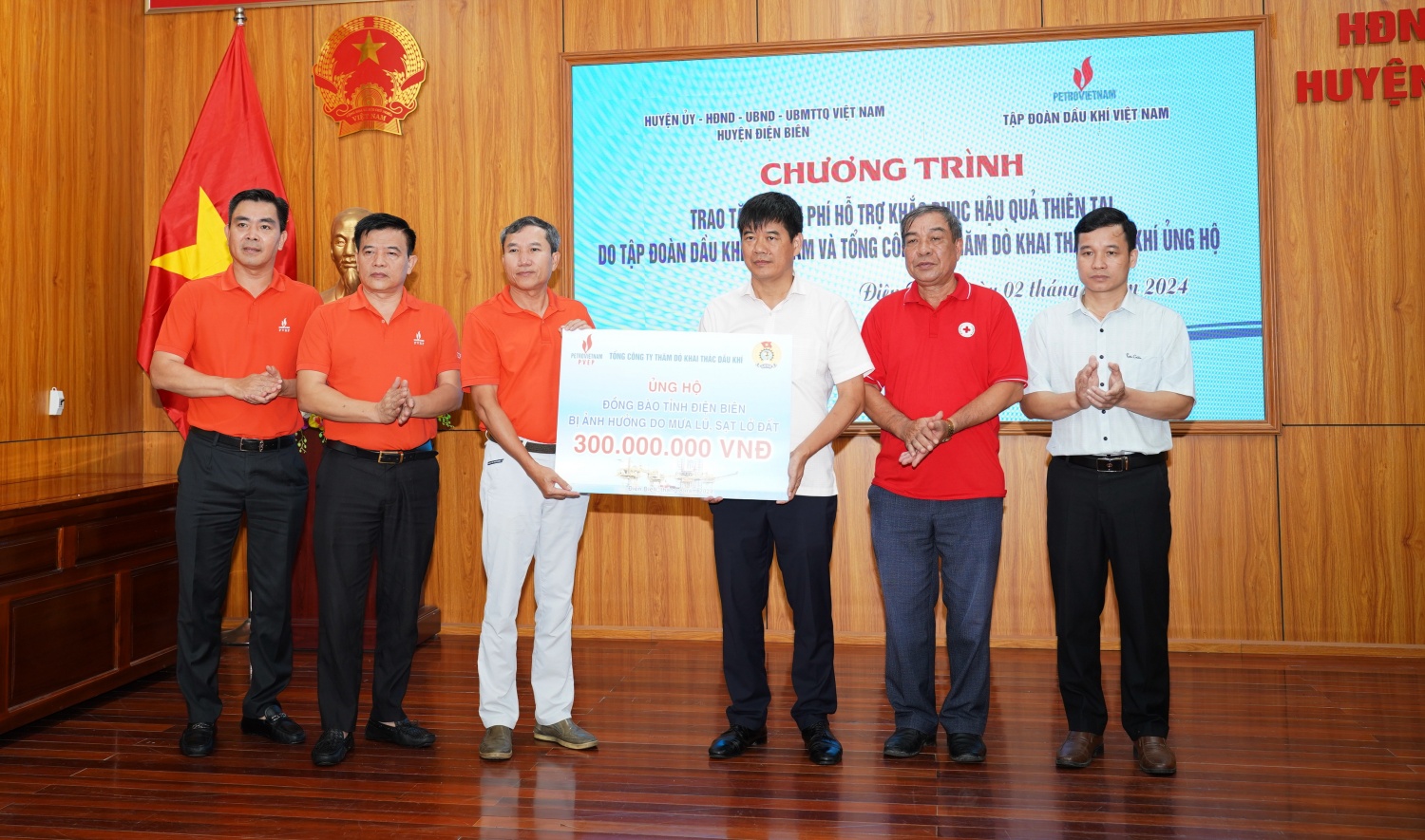 L&atilde;nh đạo PVEP trao 300 triệu đồng hỗ trợ tỉnh Điện Bi&ecirc;n khắc phục hậu quả mưa lũ.