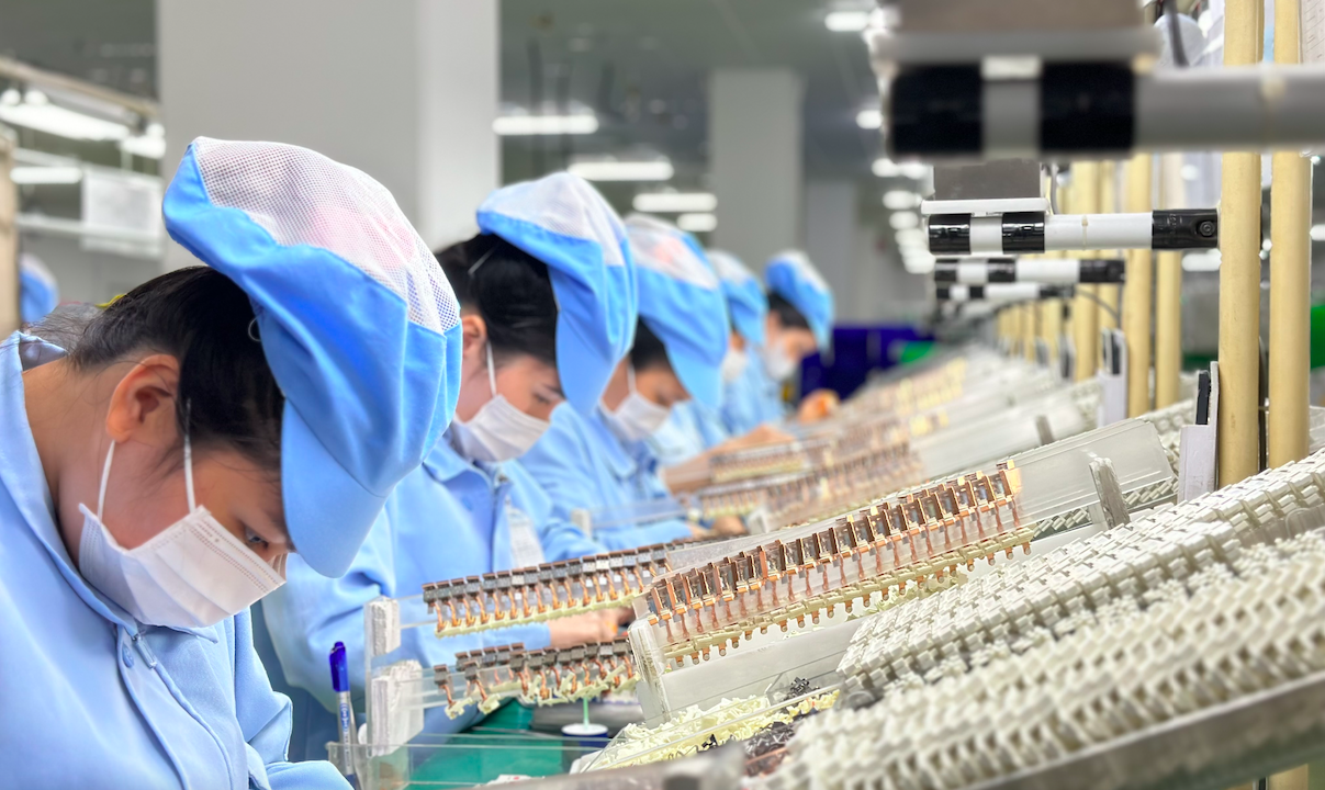 Công nhân tại nhà máy được đào tạo không chỉ về sản xuất sản phẩm mà còn về an toàn lao động.