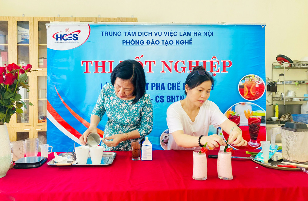 Người lao động học nghề pha chế đồ uống tại Trung tâm Dịch vụ việc làm Hà Nội. Ảnh: Mai Hoa.