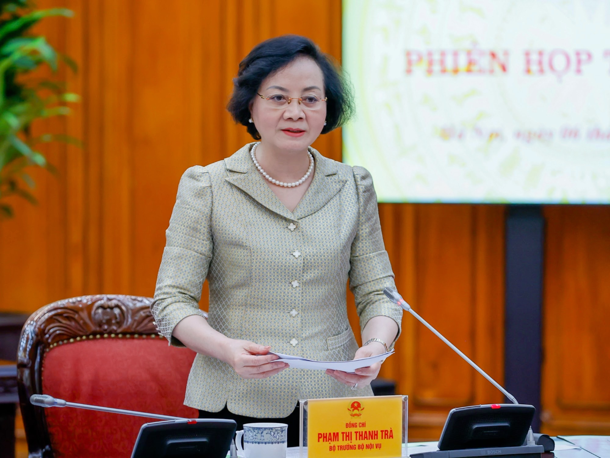 Bộ trưởng Bộ Nội vụ Phạm Thị Thanh Trà báo cáo tại Phiên họp - Ảnh: VGP