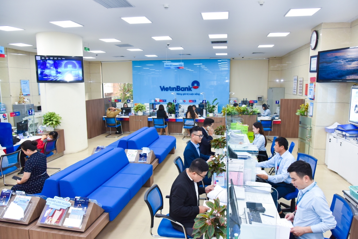 Khách hàng giao dịch tại VietinBank.