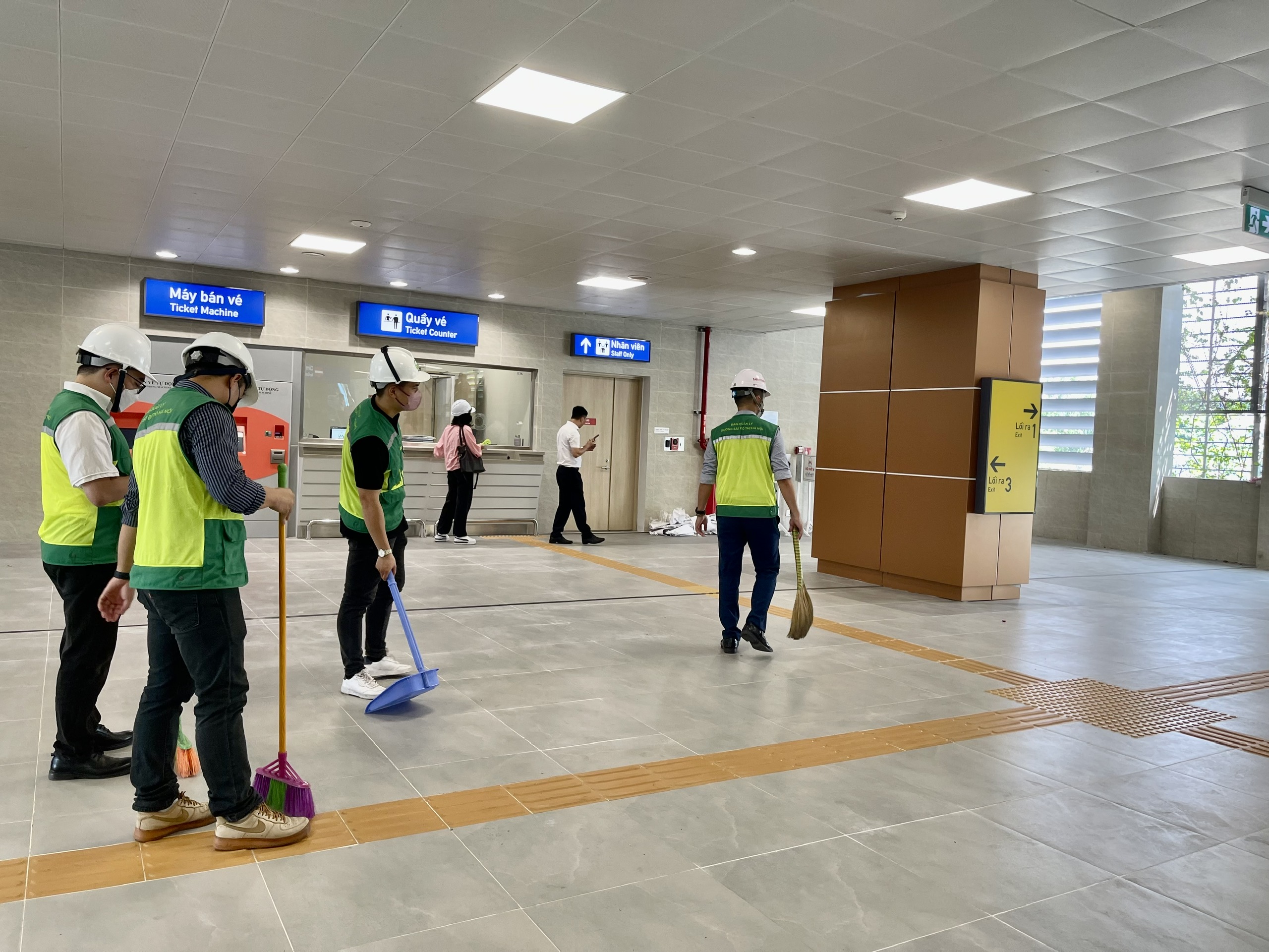 Hàng trăm cán bộ, nhân viên thực hiện công tác dọn dẹp vệ sinh, sẵn sàng đưa tuyến vào vận hành.