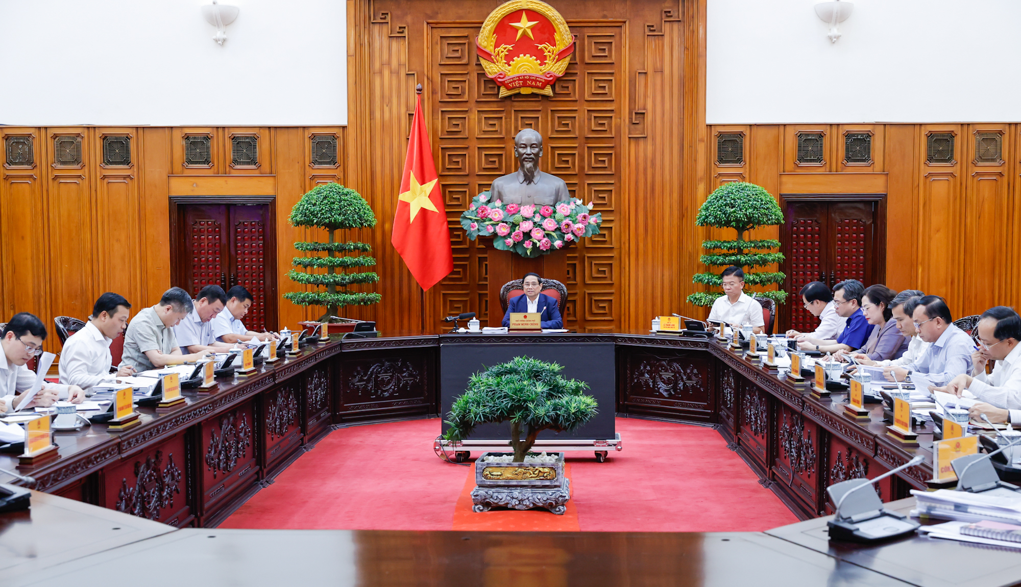 Thủ tướng chủ tr&igrave; phi&ecirc;n họp Ban chỉ đạo r&agrave; so&aacute;t, xử l&yacute; vướng mắc trong hệ thống văn bản quy phạm ph&aacute;p luật - Ảnh: VGP