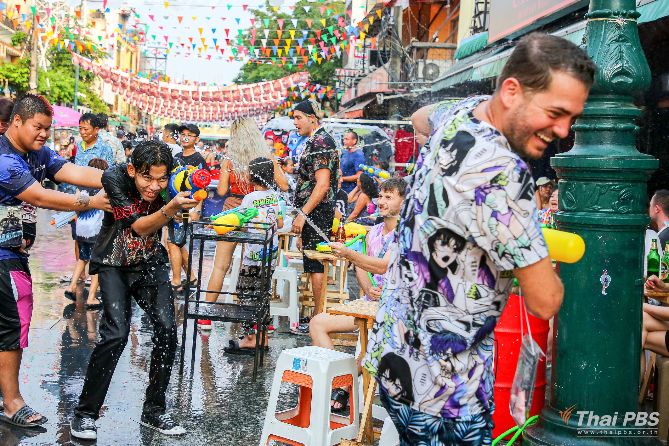 75% số người d&acirc;n được hỏi, bao gồm cả người nước ngo&agrave;i, b&agrave;y tỏ sự ủng hộ đối với s&aacute;ng kiến Songkran kh&ocirc;ng rượu bia.