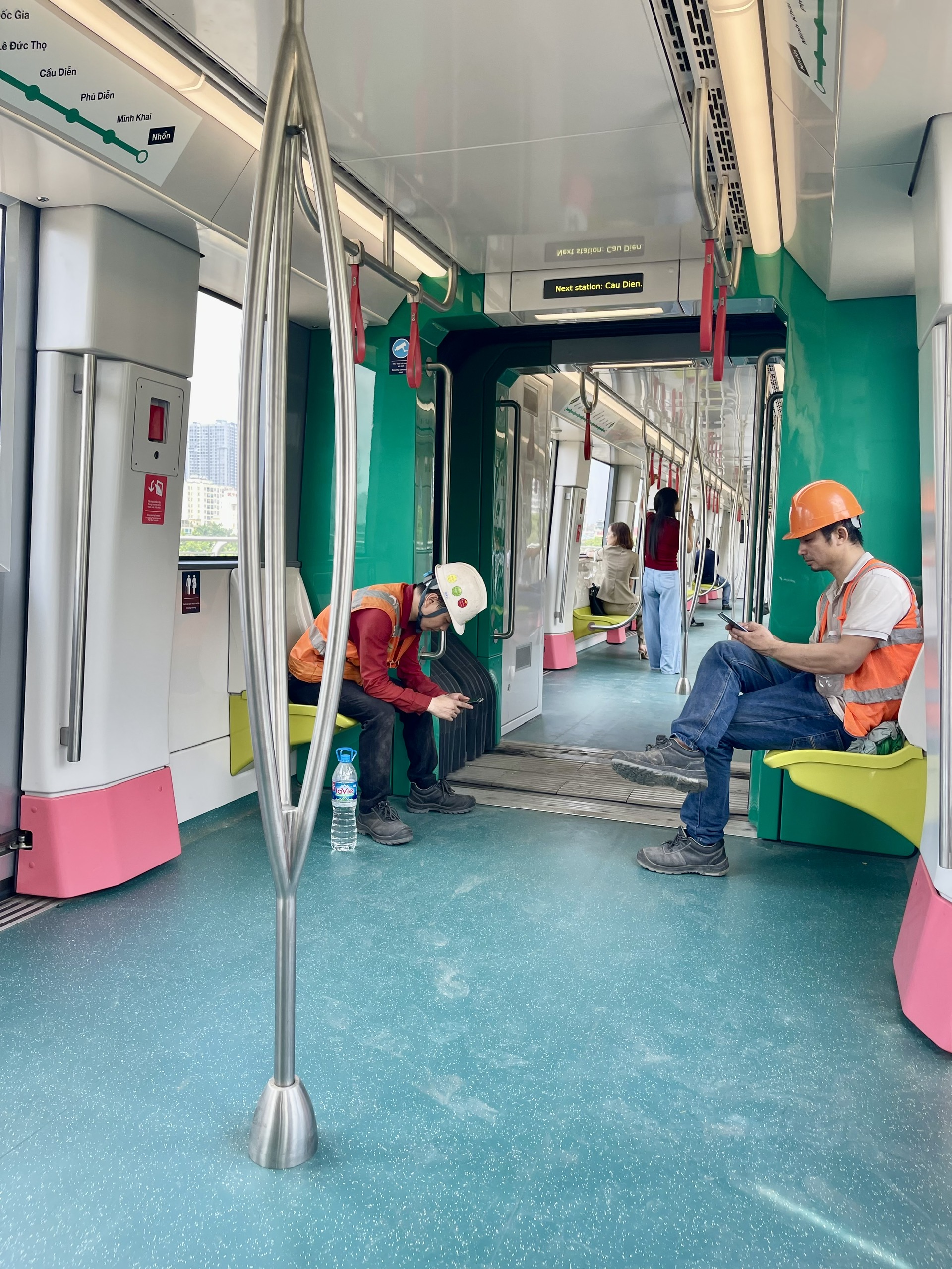 Tuyến Nhổn - ga Hà Nội có sức chứa 944 hành khách, với tỷ lệ ghế ngồi chỉ chiếm 10%.