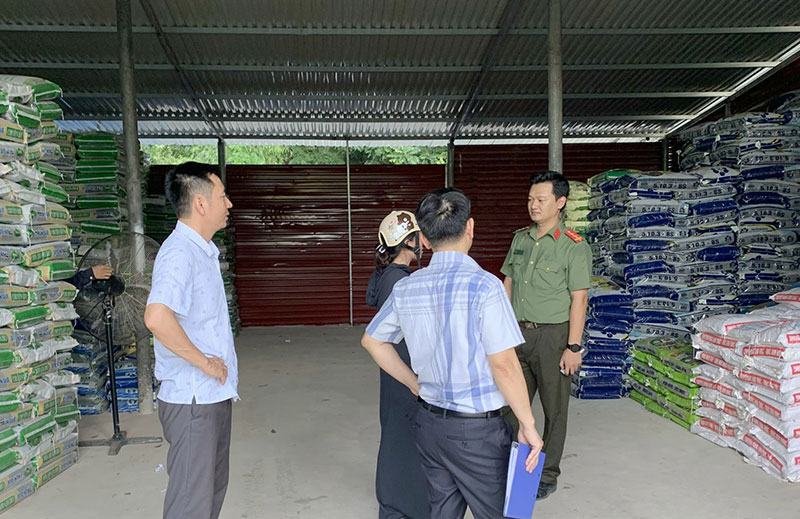 Đoàn kiểm tra liên ngành kiểm tra phát hiện trên 40 tấn hàng giả về chất lượng tại kho hàng tại hộ kinh doanh Lê Thị P.
