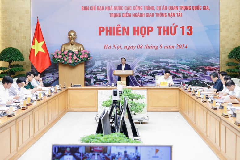 Thủ tướng Phạm Minh Chính yêu cầu khẩn trương xây dựng và ban hành kế hoạch chi tiết đường găng tiến độ các dự án để hoàn thành thêm khoảng 1.200 km cao tốc - Ảnh: VGP. 