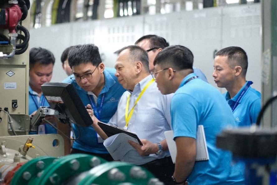 Chuyên gia Uptime Institute kiểm tra các tiêu chuẩn của Data Center Tân Thuận. Nguồn ảnh: CMC Telecom.