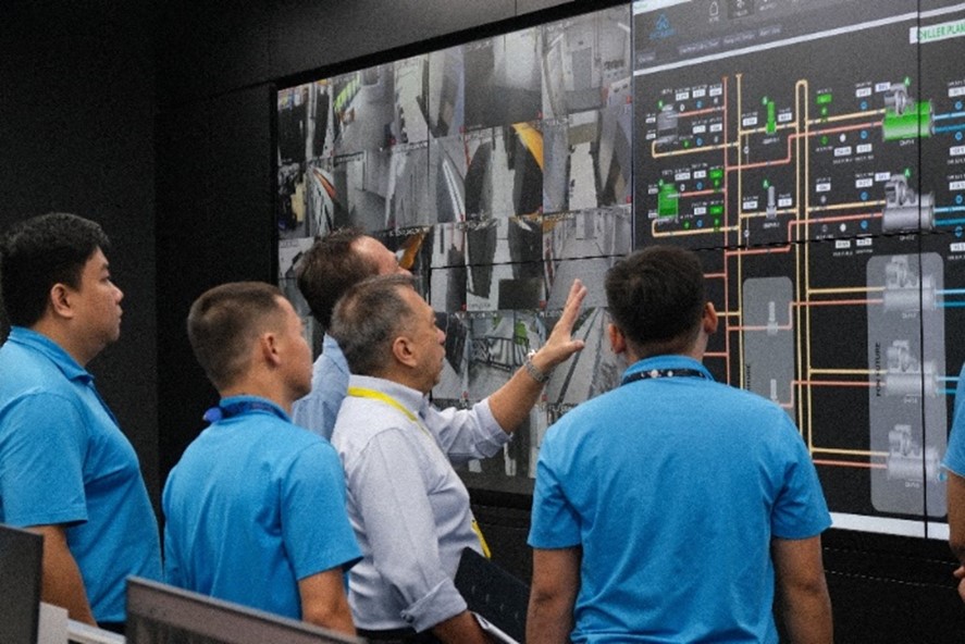 Đội ngũ nh&acirc;n sự CMC Telecom tại Data Center T&acirc;n Thuận c&ugrave;ng c&aacute;c chuy&ecirc;n gia Uptime Institute. Nguồn ảnh: CMC Telecom.