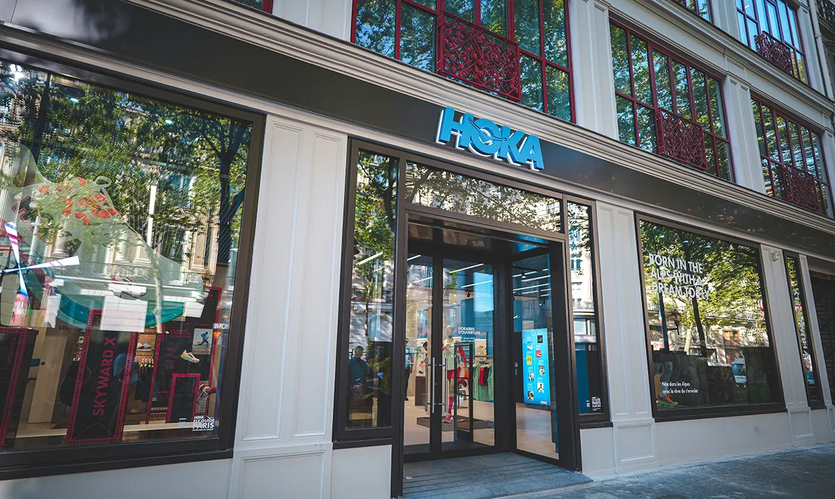 Hoka l&agrave; một trong những thương hiệu ph&aacute;t triển nhanh nhất, lấp đầy khoảng trống.khi&nbsp;Nike tập trung v&agrave;o hoạt động b&aacute;n h&agrave;ng trực tiếp cho người ti&ecirc;u d&ugrave;ng.