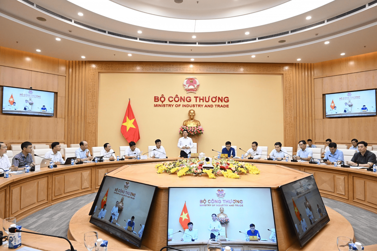 Bộ trưởng Nguyễn H&ocirc;ng Di&ecirc;n chủ tr&igrave; cuộc họp về việc chuẩn bị tiếp nhận C&ocirc;ng ty TNHH MTV Vận h&agrave;nh hệ thống điện v&agrave; thị trường điện Quốc gia (NSMO) về Bộ C&ocirc;ng Thương. Ảnh: Bộ C&ocirc;ng Thương.